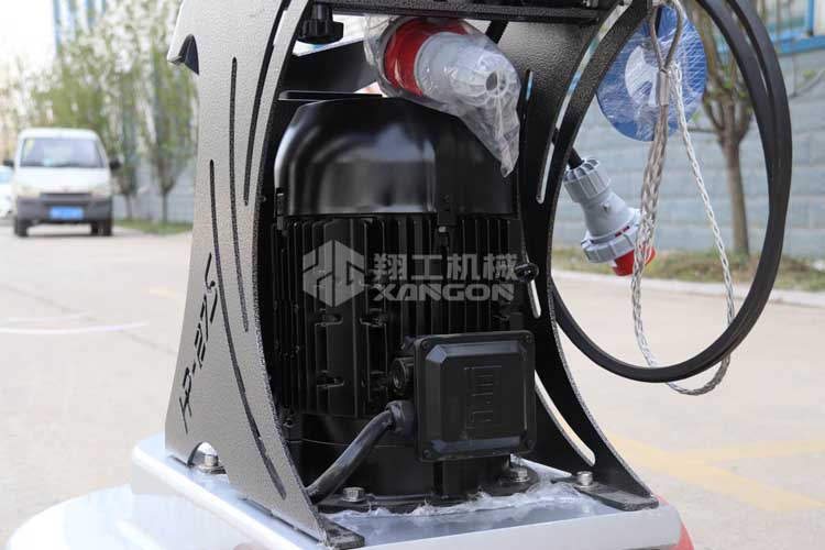 拋光機是為了讓地面表面有光澤，需要先研磨后才可以拋光。拋光分為粗拋和精拋，這時候可以使用拋光機，配合拋光墊，提高地面的光澤度。高速地坪拋光機讓你輕松完成地坪拋光工作，提高地坪亮度。